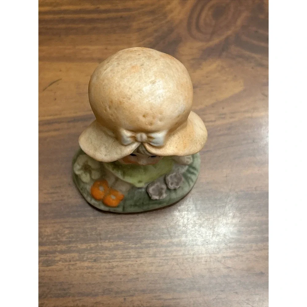 Artmark Little Girl Figurine Peach Bonnet Flower‎ Bed